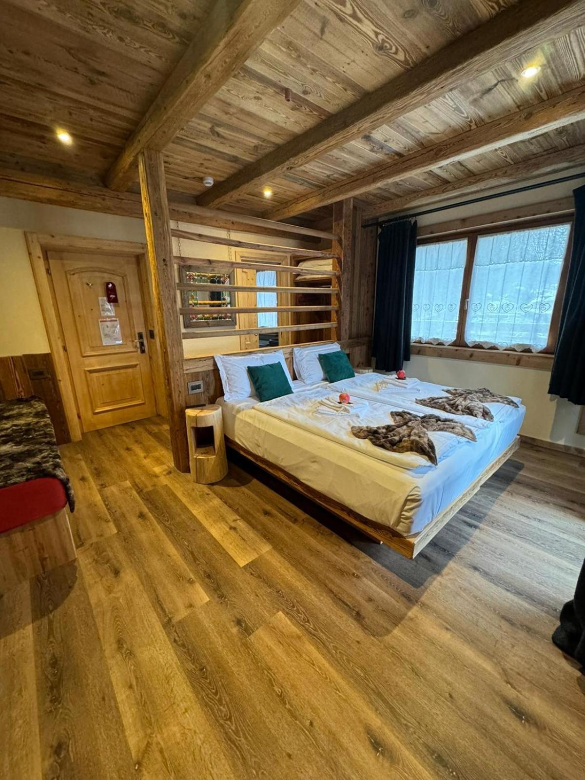 Hotel Ciasa Lorenzi Cortina dʼAmpezzo Eksteriør billede