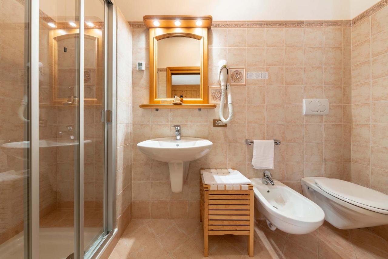 Hotel Ciasa Lorenzi Cortina dʼAmpezzo Eksteriør billede